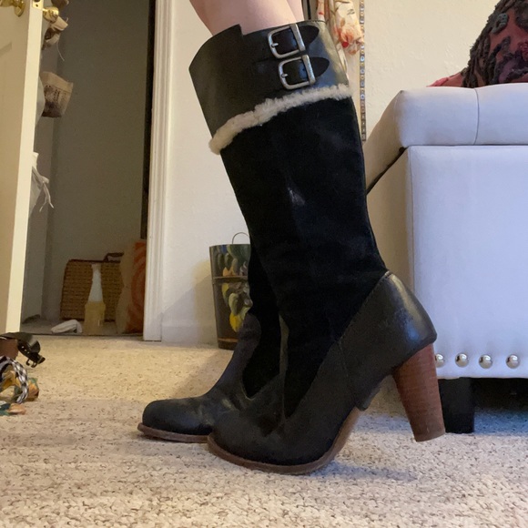 Healed, knee high Ugg boots - Picture 3 of 9
